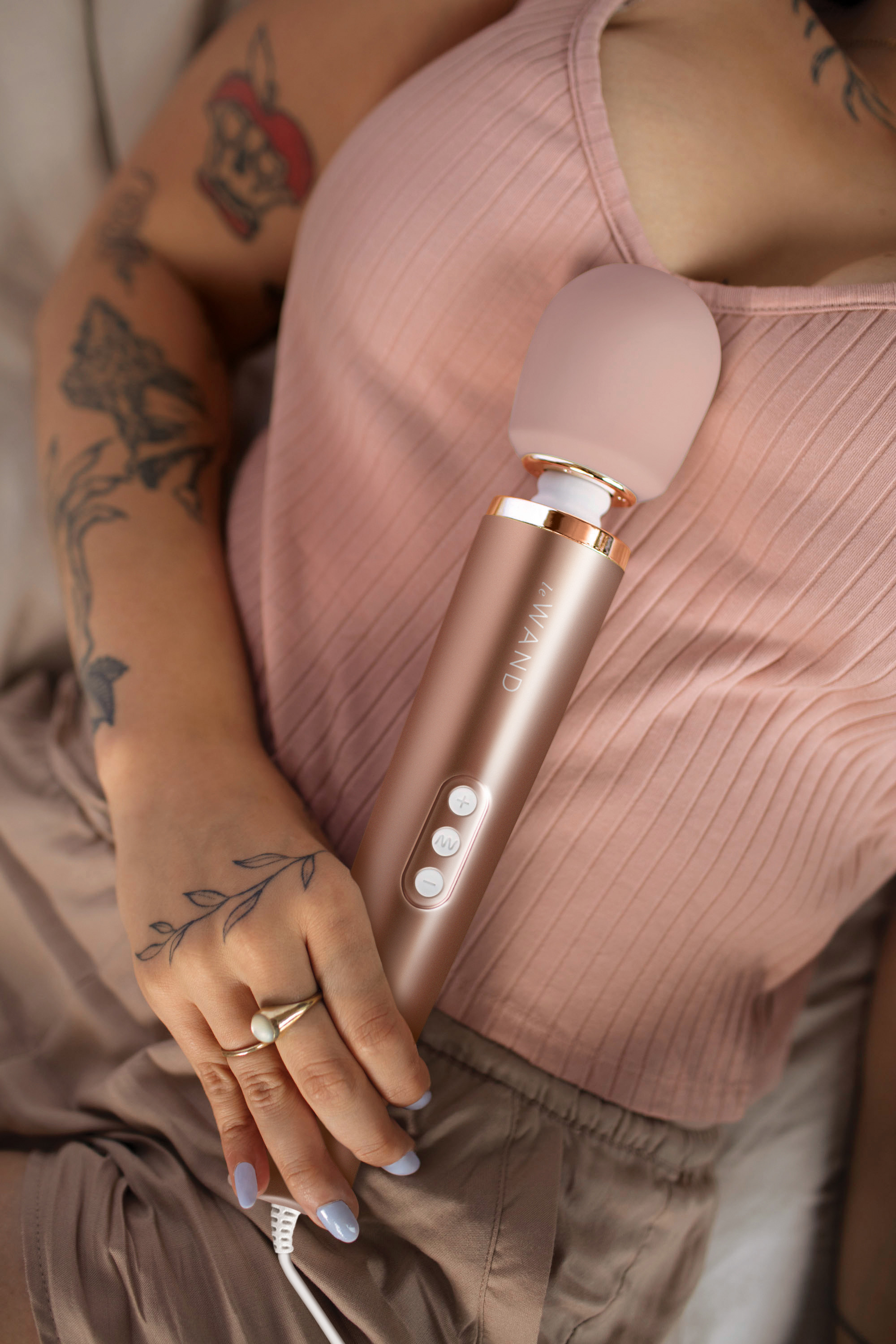 Le Wand Powerful Plug-In Vibrating Massager Rose Gold