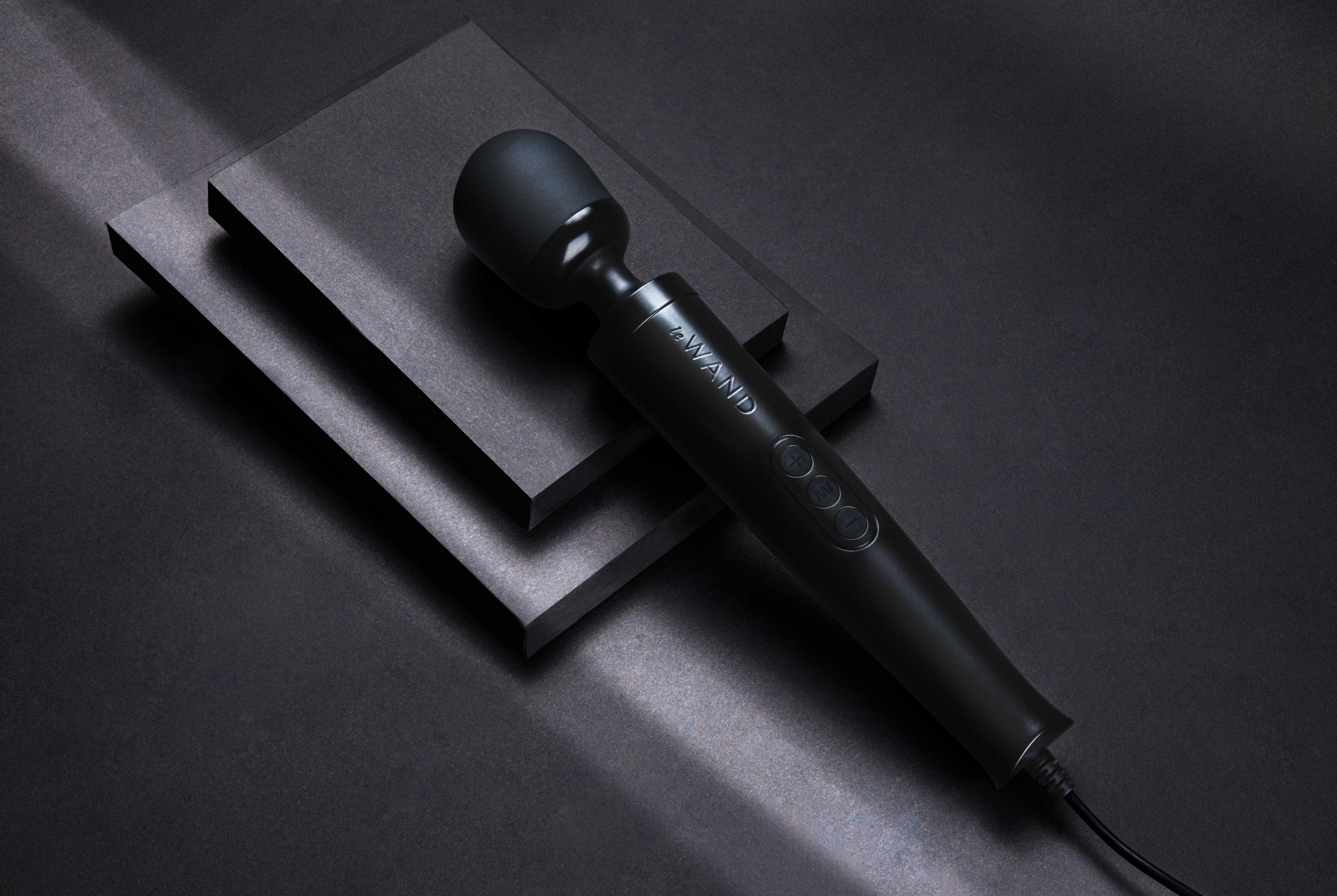 Le Wand Plug-In massager black