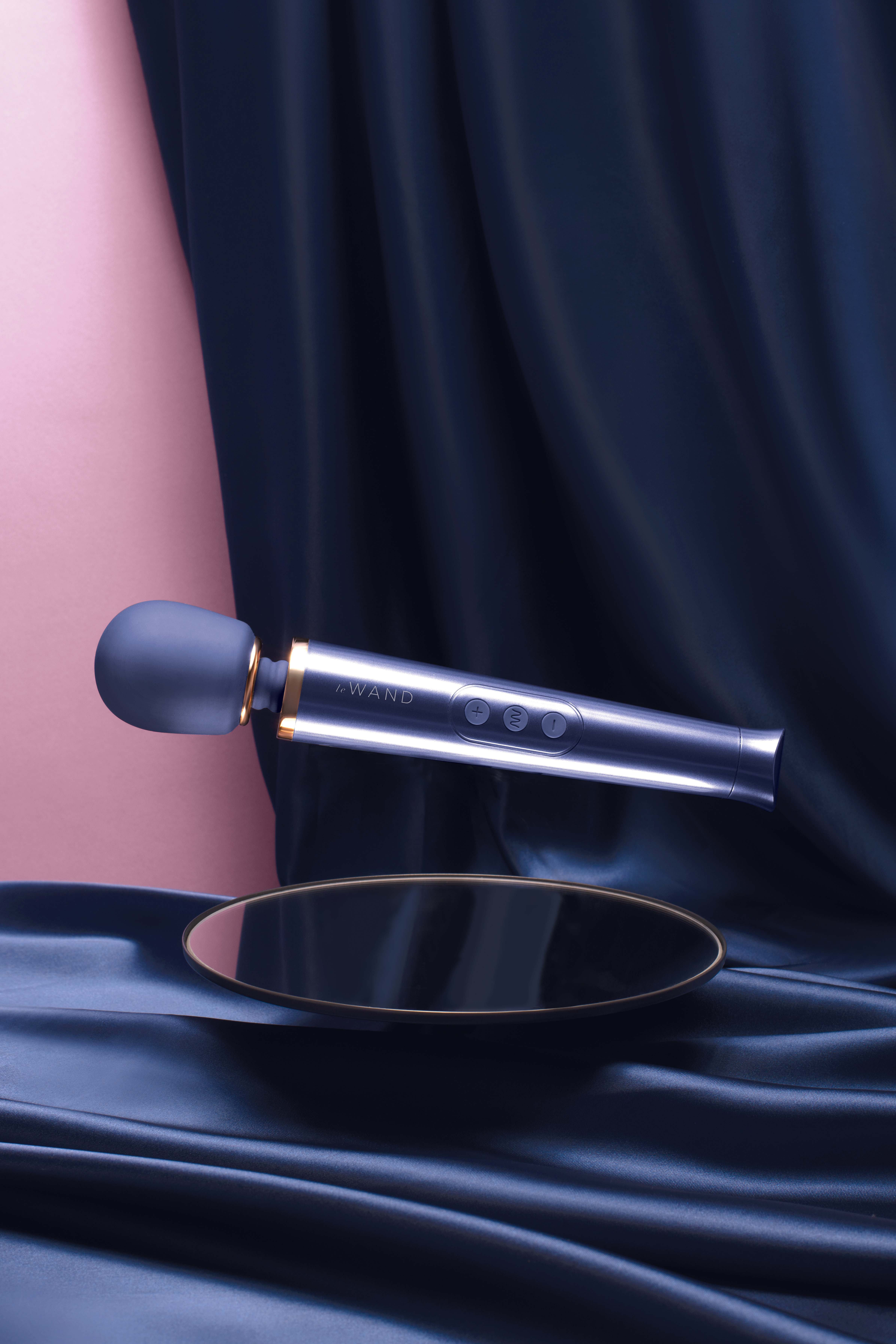 Le Wand Petite Navy rechargeable massager